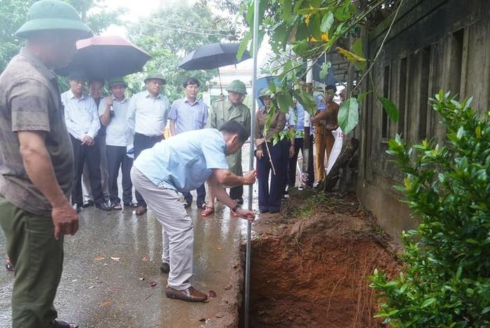 Hố sụt tại xã Hiếu Giang sâu khoảng 17,6m, nằm ngay mép đường, cách tường nhà hộ dân gần nhất khoảng 5m. Ảnh: Hồng Mến.