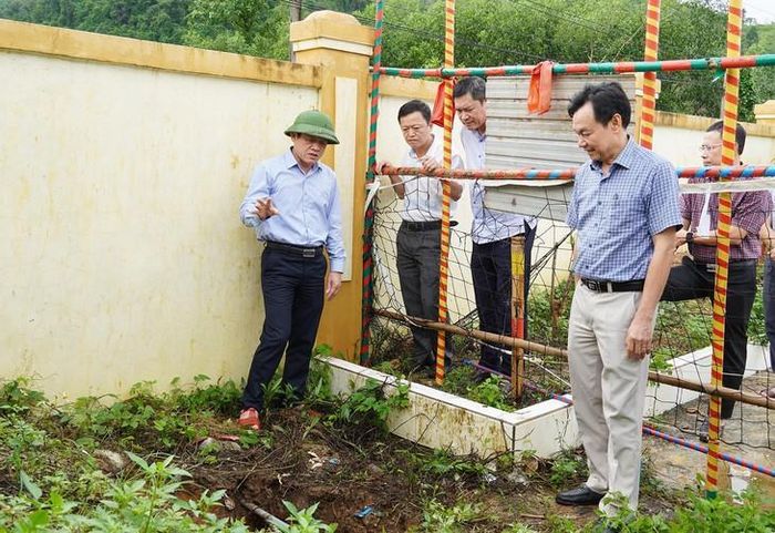 Ông Lê Văn Bảo, Phó Chủ tịch UBND (đội mũ) kiểm tra thực địa tại Trường Phổ thông Dân tộc bán trú Tiểu học và THCS Ngân Thủy. Ảnh: Hồng Mến.