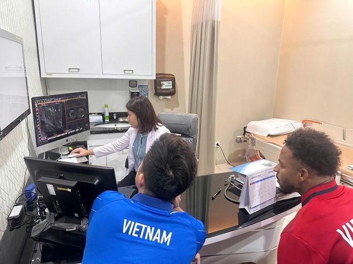 Xuân Son đã được đưa đi kiểm tra y tế vào sáng 27/9 tại Indonesia. Ảnh: VFF
