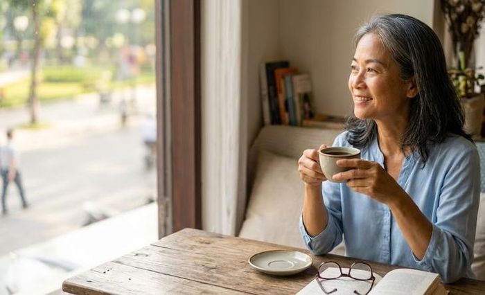 Người trên 50 tuổi nên uống cà phê với lượng phù hợp, đúng thời điểm và lưu ý các bệnh lý đang mắc. Ảnh minh họa AI.