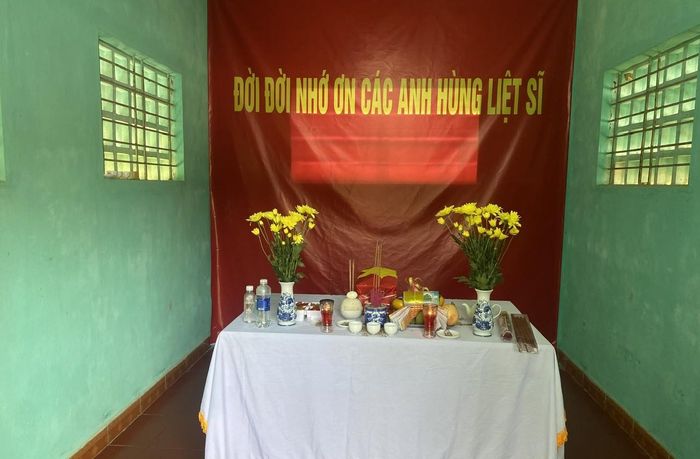 Hài cốt liệt sĩ được đưa về nhà quàn tại Nghĩa trang liệt sĩ xã Khe Tre. Ảnh: Lê Sáu.