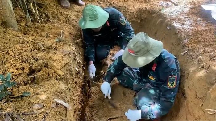Cán bộ, nhân viên Đội 192 tìm kiếm, cất bốc hài cốt liệt sĩ. Ảnh: Lê Sáu.