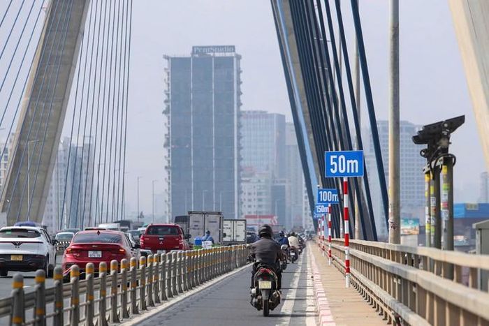 Hệ thống biển chỉ dẫn khoảng cách được lắp đặt trên cầu Nhật Tân trước đó. (Hình ảnh ghi nhận sáng 24/9)
