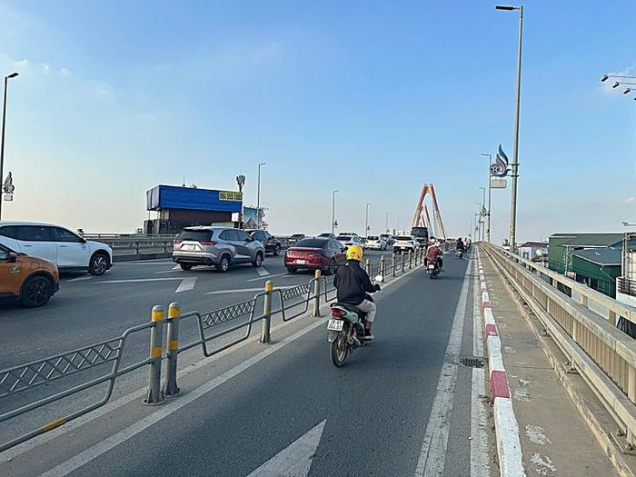 Biển chỉ dẫn các mốc 0m, 50m, 100m, 150m và 200m trên cầu Nhật Tân đã được tháo dỡ. (Hình ảnh ghi nhận chiều tối 27/9)