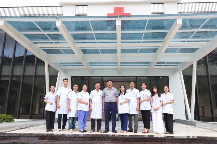 Thứ trưởng Đỗ Xuân Tuyên và cán bộ, nhân viên Trạm Y tế hữu nghị Hải Sơn.