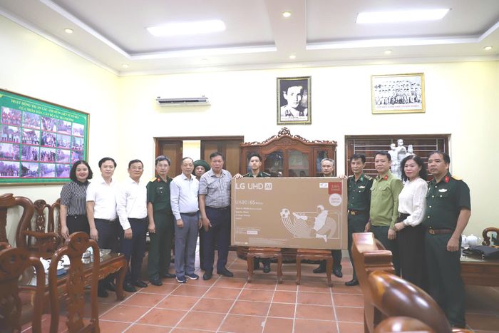 Thứ trưởng Đỗ Xuân Tuyên và đoàn Hội Cựu chiến binh Bộ Y tế tặng quà, động viên cán bộ, chiến sĩ Đồn Biên phòng Pò Hèn.