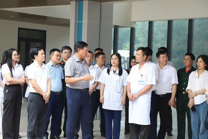 Thứ trưởng Đỗ Xuân Tuyên trao đổi chuyên môn, trò chuyện, động viên cán bộ, nhân viên Trạm Y tế hữu nghị tại xã Hải Sơn.
