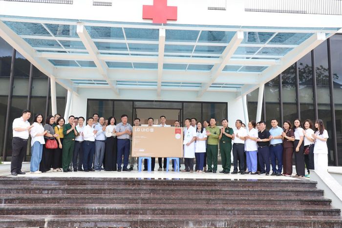 Đoàn công tác tặng quà động viên cán bộ, nhân viên Trạm Y tế hữu nghị Hải Sơn.