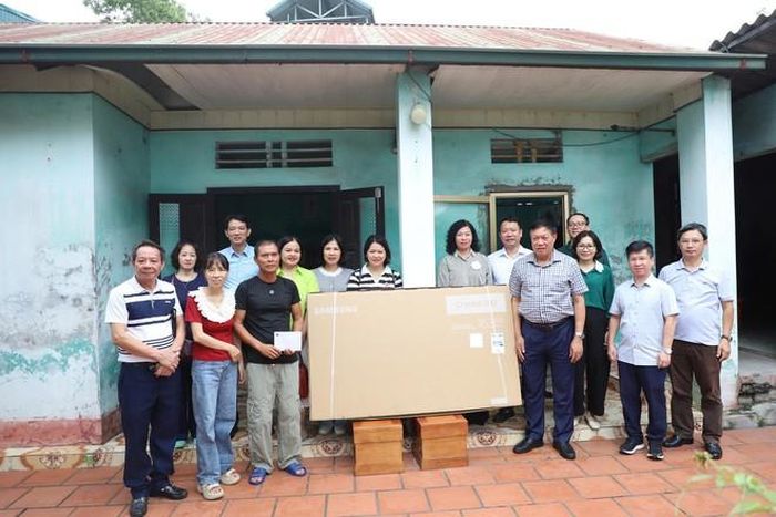 Thứ trưởng Đỗ Xuân Tuyên và đoàn Hội Cựu chiến binh Bộ Y tế thăm hỏi, động viên và tặng quà thân nhân gia đình bị ảnh hưởng của chất độc màu da cam hiện đang công tác tại BVĐK Quảng Ninh.