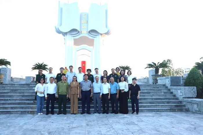  Thứ trưởng Đỗ Xuân Tuyên và đoàn Hội Cựu chiến binh Bộ Y tế thành kính dâng hương, hoa, tri ân các Anh hùng, Liệt sĩ tại Nghĩa trang liệt sĩ Móng Cái, phường Móng Cái 3.