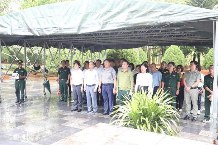 Thứ trưởng Bộ Y tế Đỗ Xuân Tuyên và đoàn Hội Cựu Chiến binh Bộ Y tế thành kính dâng hương, dâng hoa tri ân, tưởng nhớ các Anh hùng, Liệt sĩ đã hy sinh trong cuộc chiến bảo vệ biên giới vì sự nghiệp bảo vệ độc lập, chủ quyền, toàn vẹn lãnh thổ nước Cộng hòa xã hội chủ nghĩa Việt Nam tại Đài tưởng niệm liệt sĩ Pò Hèn thuộc Khu di tích lịch sử Quốc gia Pò Hèn, xã Hải Sơn.