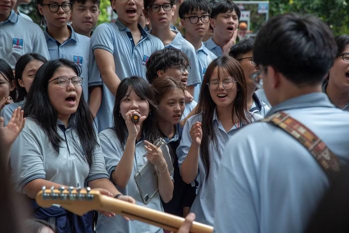 Việc học không nên chỉ nhằm phục vụ một kỳ thi mà học sinh vẫn cần thời gian để học các môn khác, nghỉ ngơi và phát triển những kỹ năng cần thiết. (Ảnh minh họa: Học sinh THCS&THPT Nguyễn Siêu tham gia Club Day)