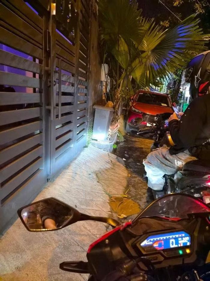 Fan nhận ra xe của buitruonglinh và Mason Nguyễn trong bức ảnh "anh cả" nhà Hẻm gửi vào broadcast.