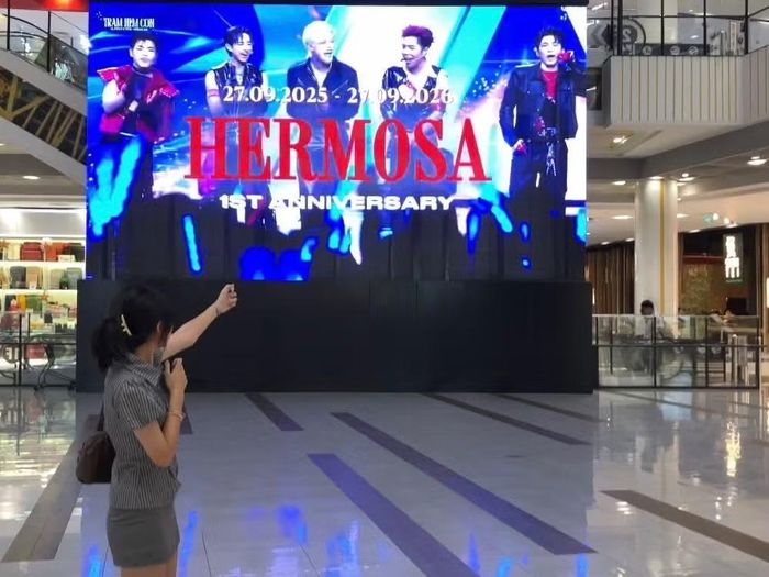 Fan Hẻm check LED tại AEON Mall Hải Phòng. (Ảnh: @vthv117, @annie_shinnae)