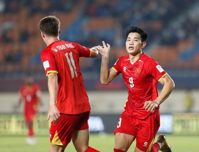 Williams Minh Hoàng đã chuyền bóng vào bên trong cho Đình Bắc ghi bàn trong trận với ĐT Philippines. Ảnh: Hữu Phạm/ TPO.