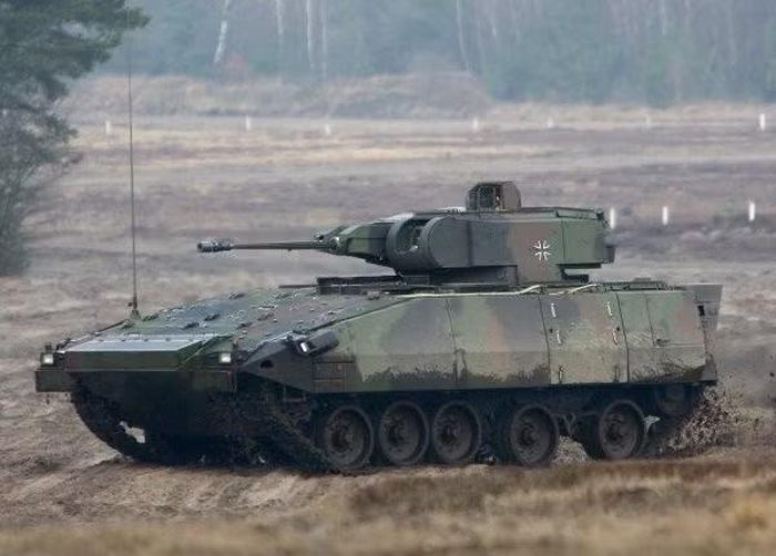 Việc chuyển giao phương tiện đã được PSM - một công ty liên doanh giữa KNDS Deutschland và Rheinmetall - doanh nghiệp chịu trách nhiệm về chương trình Puma IFV công bố.