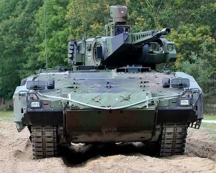 Vũ khí chính của Puma là pháo Mk 30-2/ABM cỡ 30 mm có tầm bắn hiệu quả lên đến 3 km. Hệ thống bảo vệ dạng module của Puma được thiết kế đặc biệt để chống lại mìn, thiết bị nổ tự chế, bom chùm và tên lửa chống tăng dẫn đường.