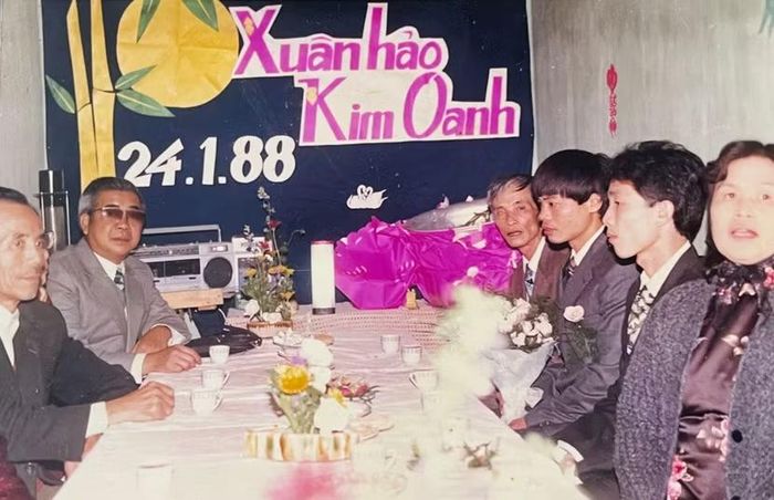 Trưởng đoàn Đội bóng đá Công an Hà Nội - Tô Hiền (đeo kính) làm trưởng đoàn nhà trai, dẫn anh em cầu thủ cùng đi đón dâu cho chú rể - đội trưởng Đinh Xuân Hảo