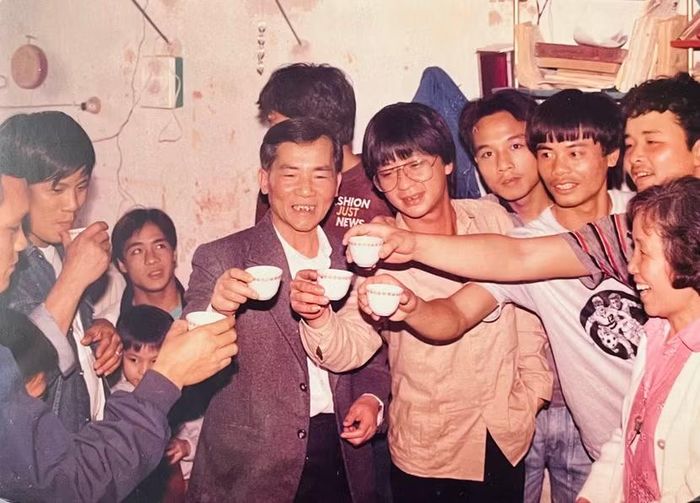 Nguyên Phó Giám đốc Sở Công an Hà Nội phụ trách đội bóng đá Công an Hà Nội Lê Nghĩa cùng bạn bè, đồng đội chung vui với chú rể Đinh Xuân Hảo trong ngày cưới