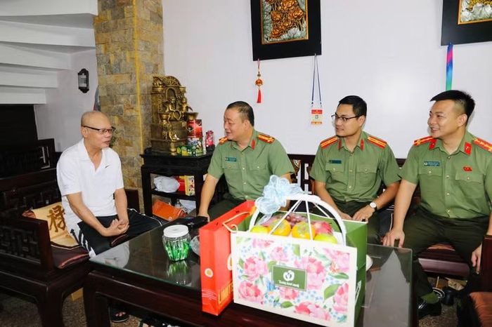 Phó Chủ tịch Câu lạc bộ bóng đá Công an Hà Nội Trần Văn Hùng cùng các thành viên đội bóng tới thăm, chúc sức khỏe và tặng quà cựu danh thủ Đinh Xuân Hảo nhân dịp kỷ niệm 70 năm Ngày thành lập Đội bóng đá Công an Hà Nội (10/10/1956-10/10/2026)