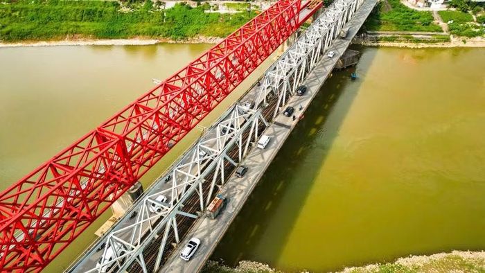 Dự án 1.850 tỷ đồng chia làm hai hạng mục độc lập chạy song song: cầu đường sắt (đang thi công mố trụ đỏ thẫm) và cầu đường bộ (vòm thép trắng). Thiết kế tách biệt này nhằm giải quyết triệt để tình trạng đi chung đường sắt và đường bộ của cầu cũ.