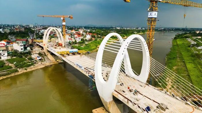 Trái ngược với sự già cỗi của công trình cũ, điểm nhấn kiến trúc của cầu mới là khối vòm thép vươn cao kiêu hãnh. Không chỉ gánh tải trọng, vòm thép tạo thành đường cong mềm mại vắt ngang dòng nước bạc.