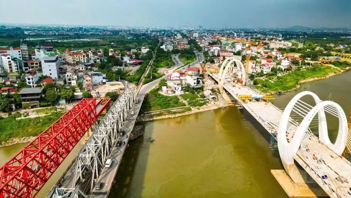 Hai cầu cũ mới nhìn vào phía Gia Lâm