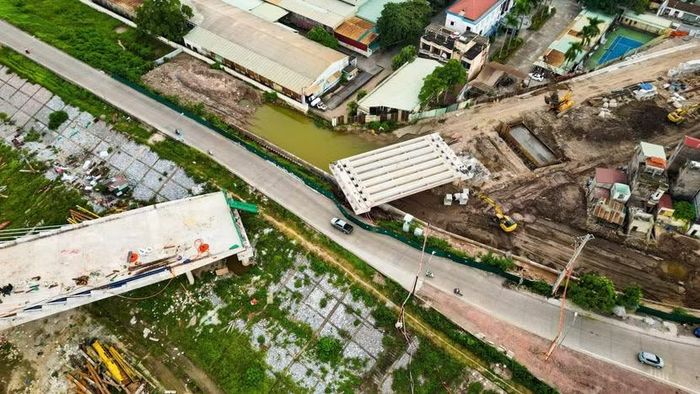 Nhịp cầu dẫn đang được thi công khẩn trương