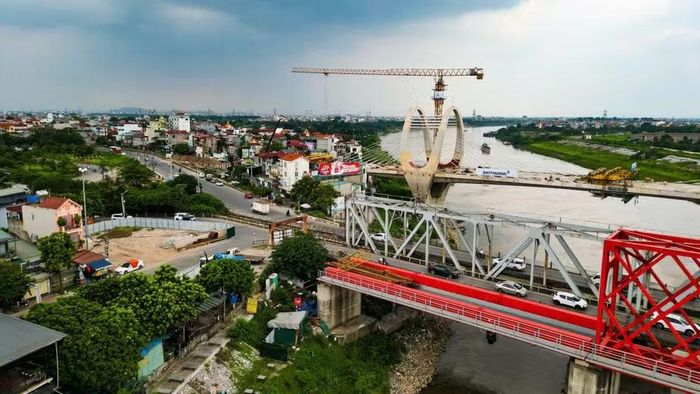Hơn một thế kỷ tồn tại, cầu Đuống cũ đã vượt quá sức chịu đựng trước lưu lượng phương tiện ngày một tăng ở cửa ngõ phía Đông.