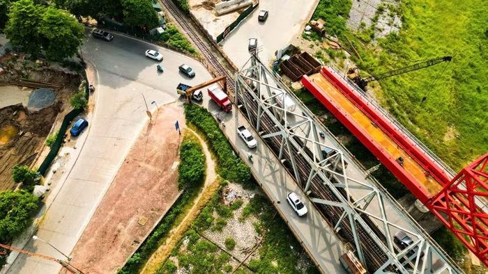 Máy móc thiết bị và các cần cẩu tháp vẫn đang vươn cao hoạt động hết công suất. Mỗi nhịp cẩu nhấc lên là một mảnh ghép của dải lụa thép dần được hoàn thiện.