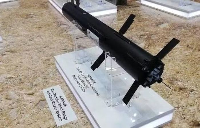 Tên lửa chống tăng KARAOK có 2 chế độ tấn công: Direct Attack (đánh trực tiếp) và Top Attack (đánh từ phía trên xuống khi tấn công xe bọc thép).
