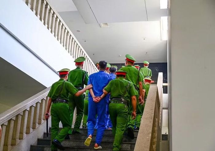 Lực lượng công an dẫn giải các bị cáo ra toà...
