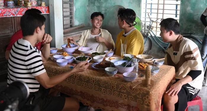 Các ông bố ăn cơm cùng nhau.