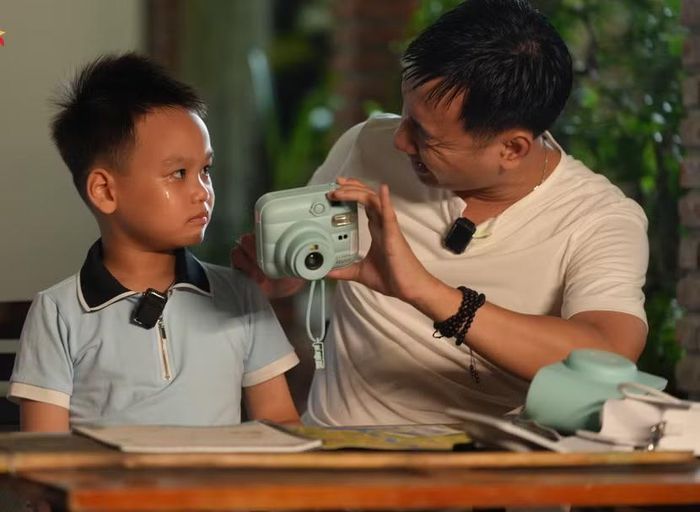 MC Thành Trung tìm cách dỗ bé Daino ngừng khóc.