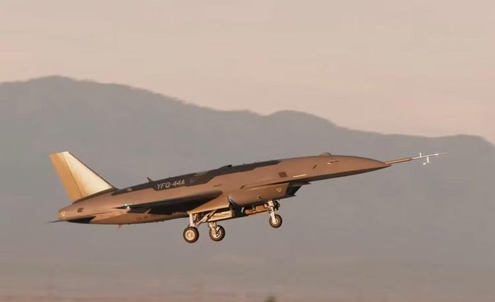Theo thông báo, chiếc YFQ-44A Fury đầu tiên đã được giao bàn cho USAF vào tháng 8/2026. Hiện nay các nhân viên kỹ thuật đang vận hành máy bay này mà không cần sự hướng dẫn trực tiếp từ Công ty Anduril.