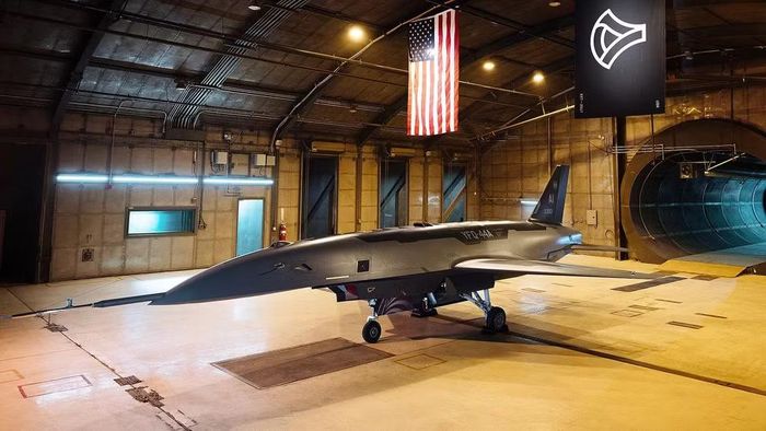 Trong các bài kiểm tra, chiếc Fury đã bay cùng với tiêm kích F-35. Tuy nhiên F-35 chưa điều khiển trực tiếp máy bay không người lái mà phương tiện hoạt động dưới sự kiểm soát của hệ thống tự động hóa nhiệm vụ (Mission Autonomy) riêng biệt.
