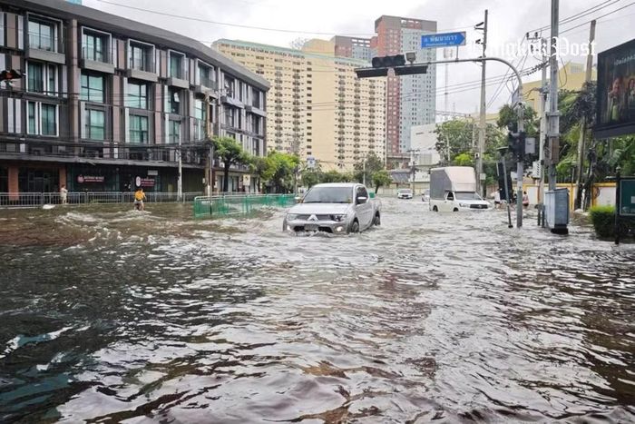 Nhiều tuyến đường vẫn không thể lưu thông, nhà chức trách kêu gọi người dân tránh những chuyến đi không cần thiết