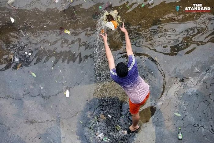 Giới chức Thái Lan cho rằng đợt ngập hiện nay chủ yếu do lượng mưa rất lớn đổ trực tiếp xuống Bangkok, không phải một khối nước lũ từ miền Bắc như thảm họa năm 2011