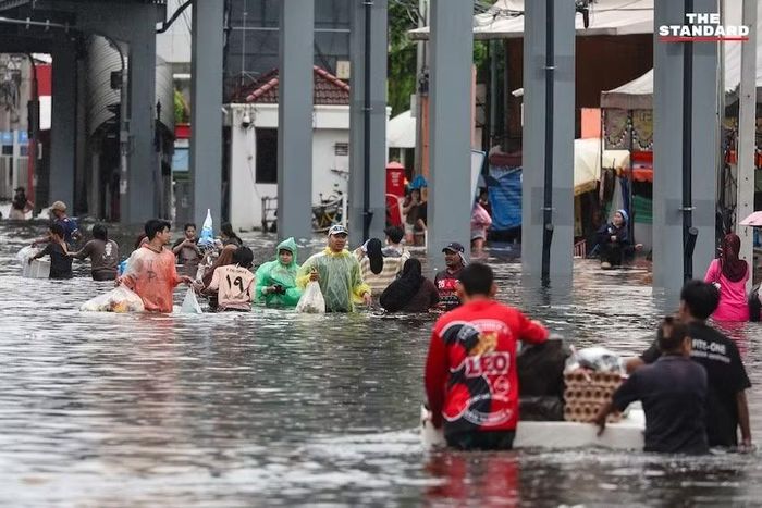 Người dân di chuyển đồ đạc ở Khlong Chan, Bangkok