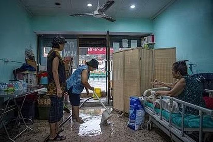 Một trong những khu vực bị ảnh hưởng nặng nề nhất là cộng đồng Kheha Rom Klao, nơi sinh sống của hơn 30.000 người