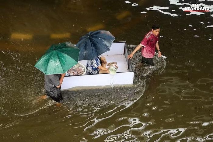 Người và đồ dùng được đặt trong các phương tiện tự chế để kéo qua nước