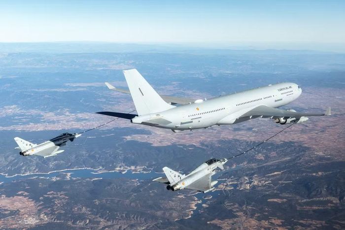 Theo yêu cầu từ phía Saudi Arabia, chính phủ Anh đã đồng ý cử một máy bay tiếp nhiên liệu trên không RAF Voyager (Airbus A330 MRTT) đến Vương quốc Trung Đông này, Bộ Quốc phòng Anh cho biết.