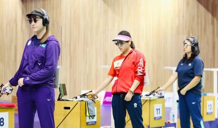 Xạ thủ CAND Trịnh Thu Vinh (áo đỏ) xuất sắc vào chung kết tranh huy chương nội sung 25m súng ngắn nữ ASIAD 2026
