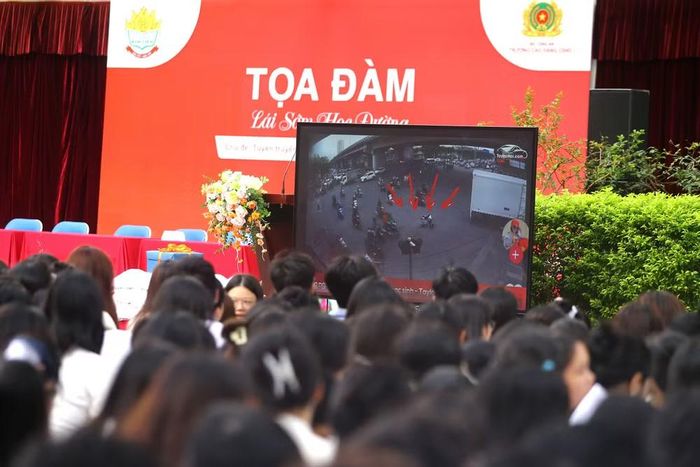 Những clip trực quan giúp học sinh dễ nhớ, dễ hiểu về các tình huống nguy hiểm trên đường
