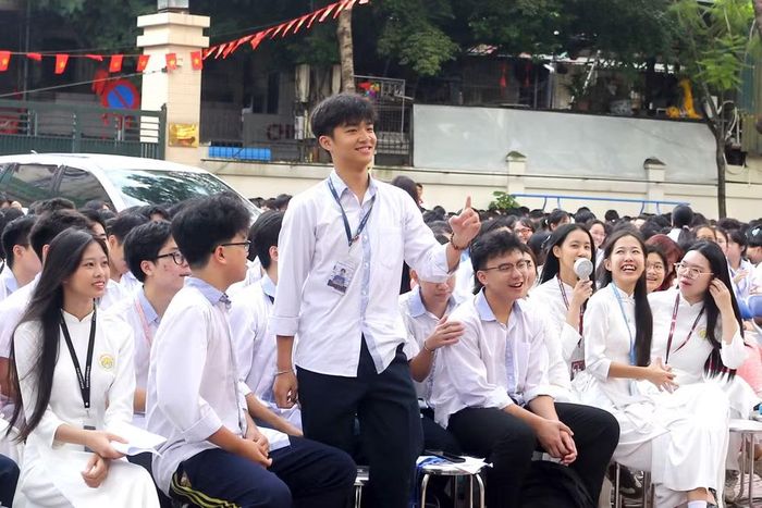 Sự hào hứng, sôi nổi của các em học sinh khi tham gia phần giao lưu hỏi đáp kiến thức an toàn giao thông