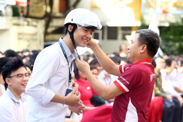 Nụ cười rạng rỡ của bạn trẻ khi trả lời chính xác câu hỏi và được tặng mũ bảo hiểm đạt chuẩn an toàn