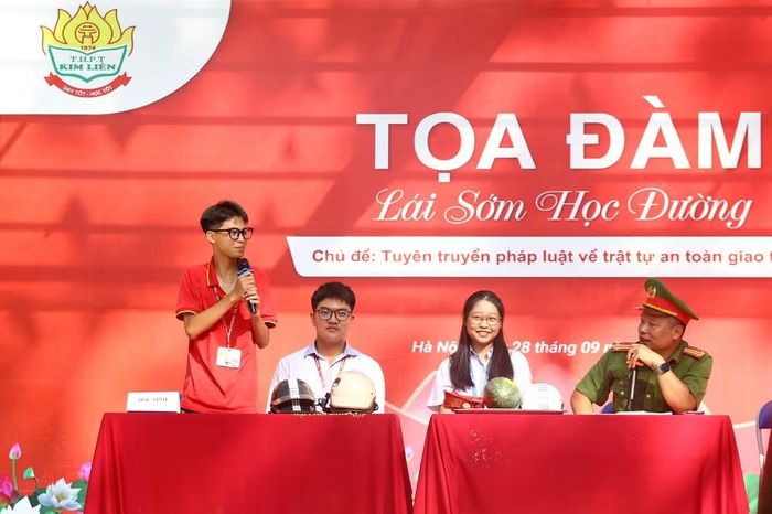 Học sinh tự tin trình bày quan điểm và cách xử lý đúng đắn trước tình huống giao thông phức tạp được đưa ra