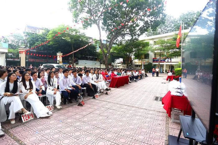 Hơn 2000 học sinh cùng các thầy cô giáo chăm chú theo dõi các video tình huống nguy hiểm khi tham gia giao thông trên đường