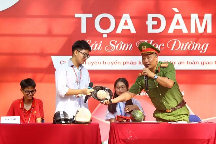Báo cáo viên thực hiện minh họa thực tế về độ bền, khả năng chịu lực kém của các loại mũ bảo hiểm "lưỡi trai", mũ nhái trôi nổi trên thị trường
