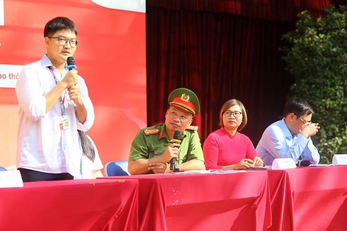 Tinh thần học hỏi và sự chủ động của các em học sinh THPT Kim Liên khiến buổi tọa đàm trở nên sinh động